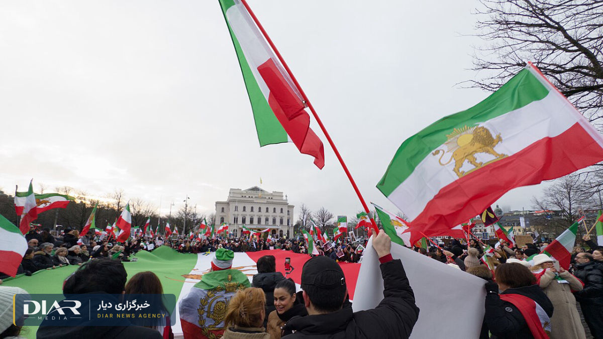Aanhangers van prins Reza Pahlavi verzamelen zich voor de ambassades van de Islamitische Republiek in Bakoe en Tbilisi